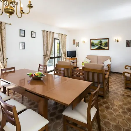 Spacious In With Private Pool Сasa de vacaciones *
