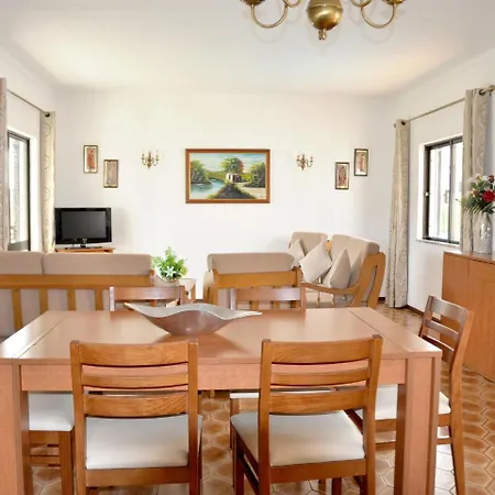 Spacious In With Private Pool Сasa de vacaciones *