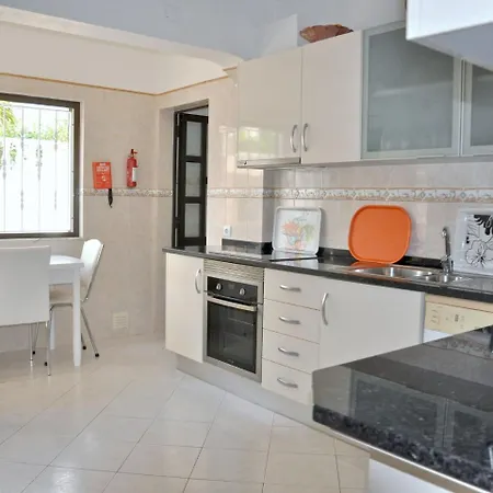 Spacious In With Private Pool Сasa de vacaciones *